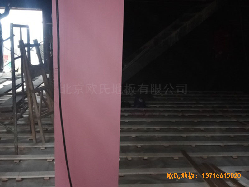 河北承德灤平一中升降舞臺(tái)體育木地板鋪設(shè)案例0