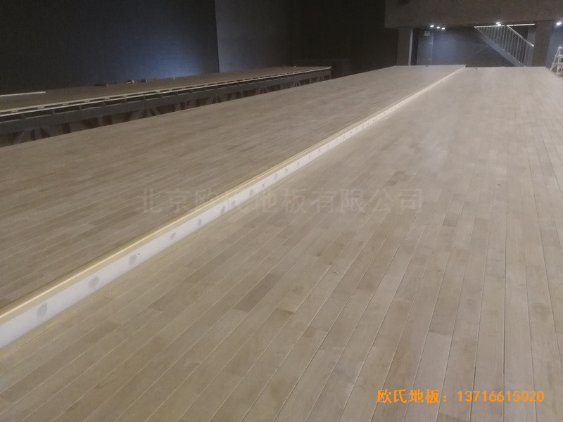 河北承德灤平一中升降舞臺(tái)體育木地板鋪設(shè)案例5